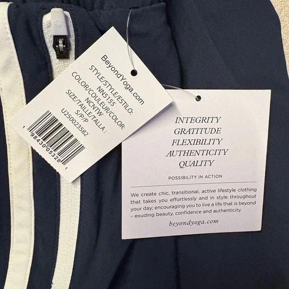 Beyond Yoga Dark Blue & White “The Course” Athletic Shorts - Picture 5 of 6